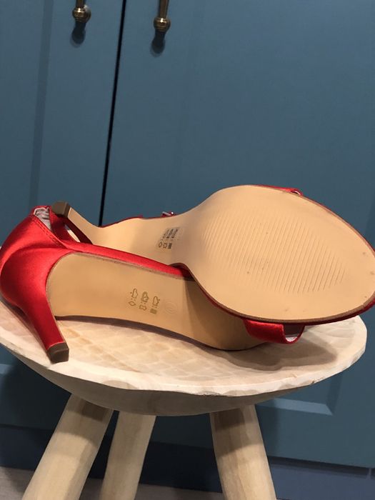 Sandale roșii, noi, nepurtate