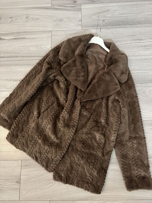 Haina blana nurca aurie