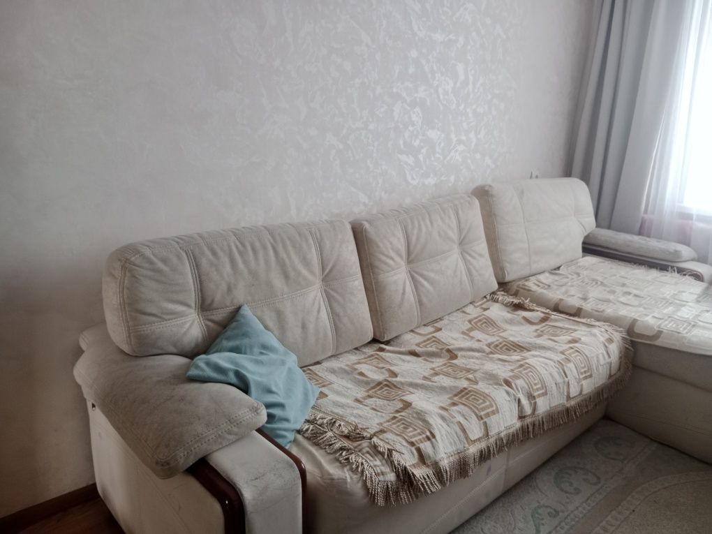 Угловой диван продаю срочно