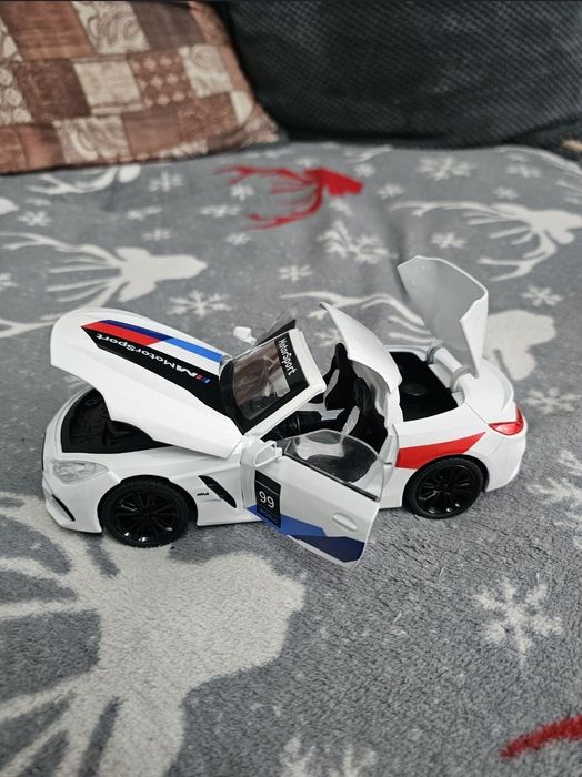 Macheta metalica BMW Z4 convertibil scara 1:24 noua
