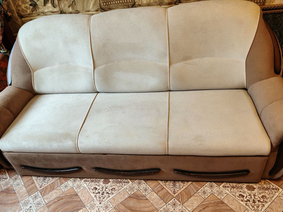 Продам диван б/у( три года) в хорошем состоянии раскладной