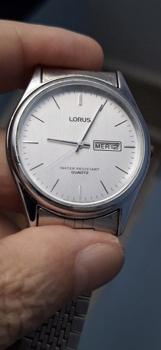 LORUS japonez cu baterie și brățară metalică.