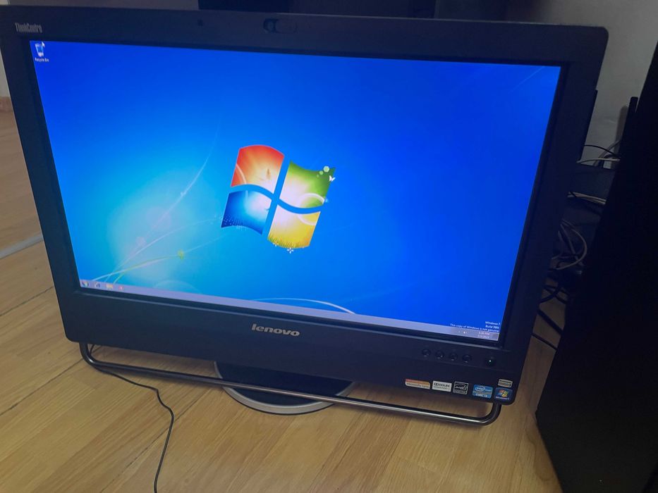 PC i3 lenovo think centre  all in one cu monitor integrat in unitate