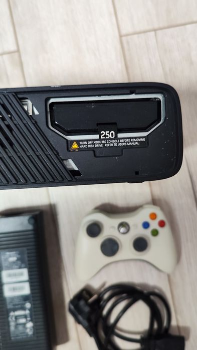 Xbox 360 E 250GB + Controller + Alimentator – Funcțional