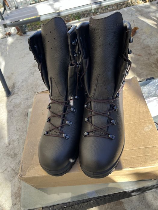 Bocanci militari maro iarna