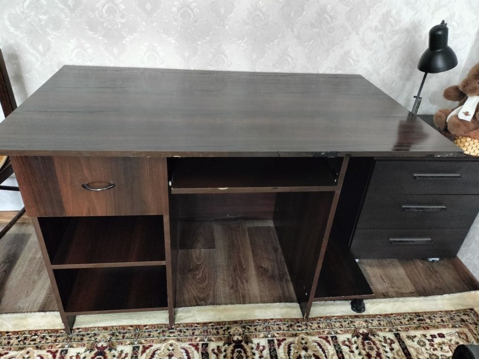 Продам компьютерный стол ,цвет дуб темный