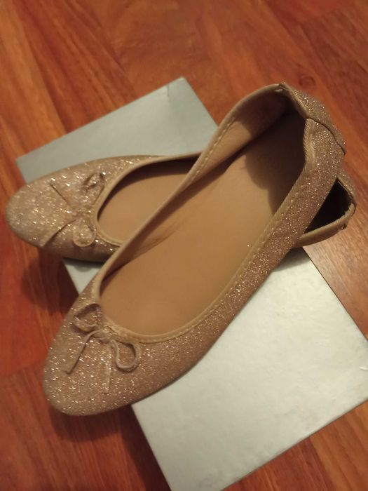 Vand balerini aurii marimea 38, noi - 30 lei