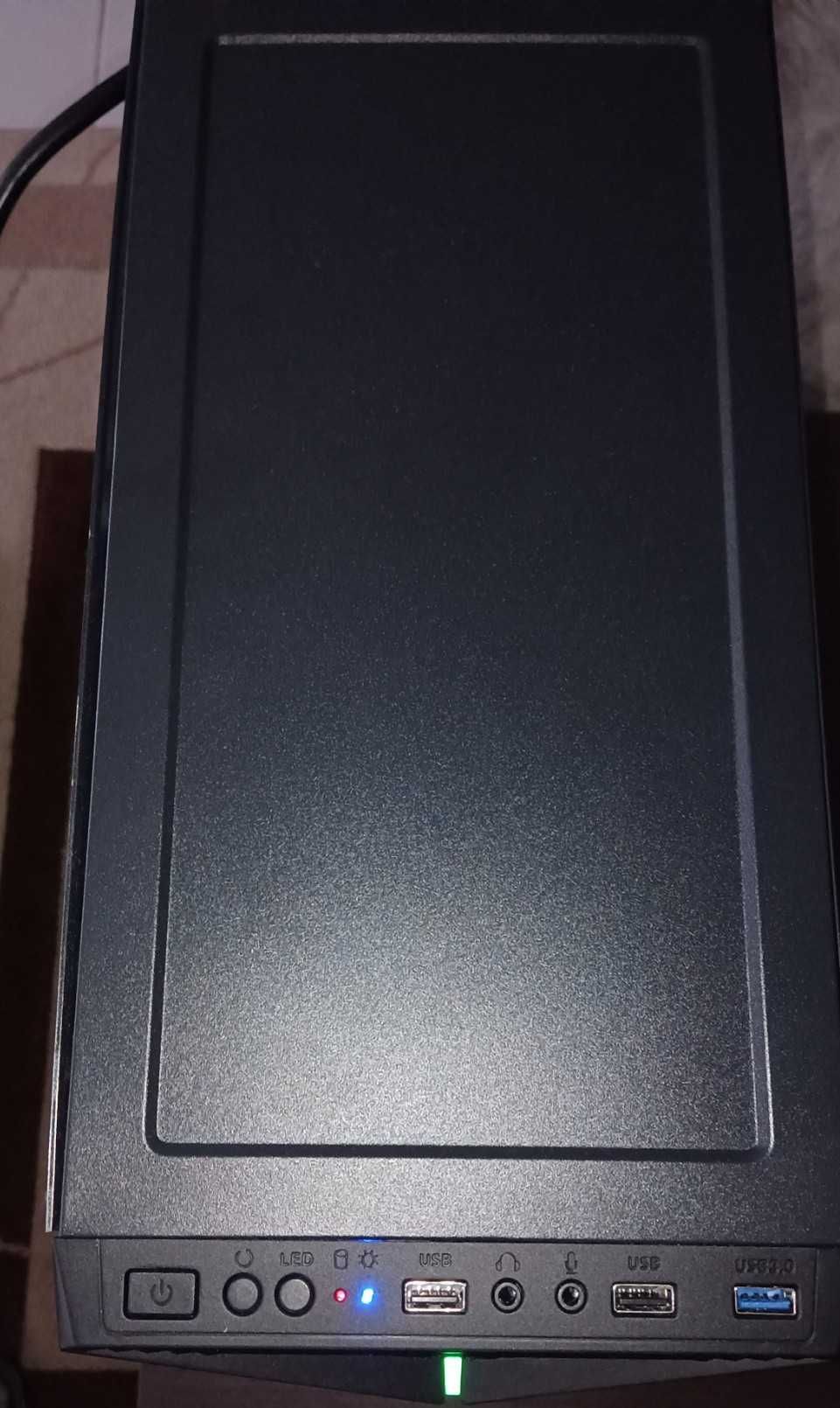 Геймърски компютри Intel AMD 16GB RAM SSD Vega 56 8GB DDR5