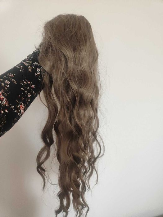 Пепелно руса чуплива перука за 22лв