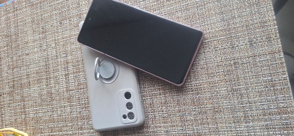 Samsung s20 folosit foarte puțin