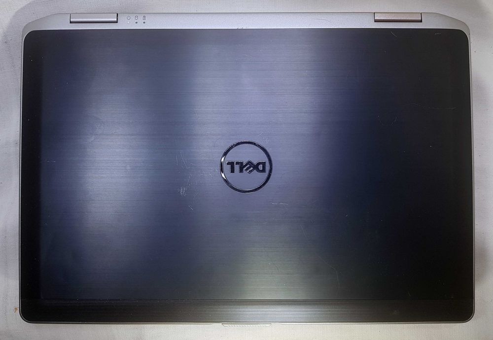 Laptop DELL i5 tastatura luminata cu incarcator si geanta transport