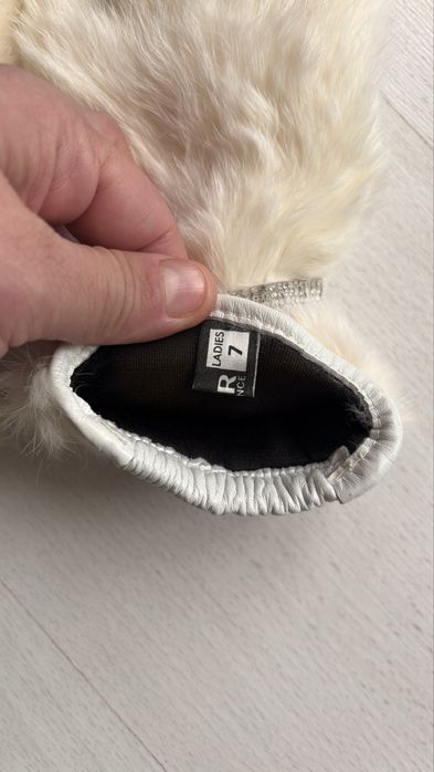 Шапка от бяла лисица с камъни и ръкавици