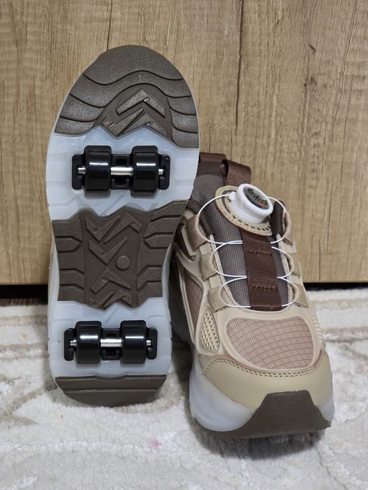 Adidasi noi cu role detașabile