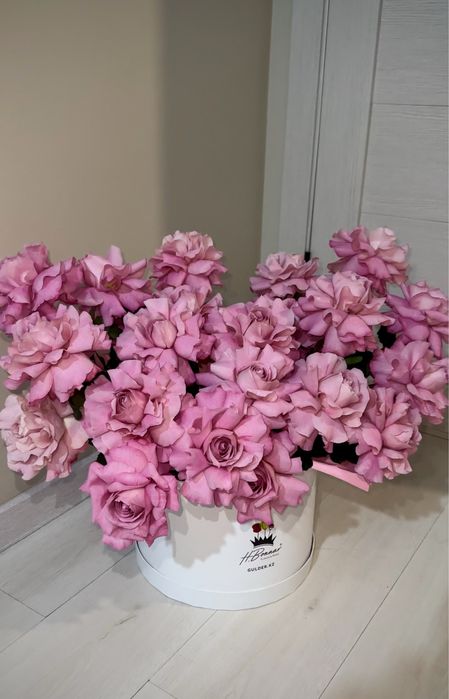 Цветы в корзине розовые розы