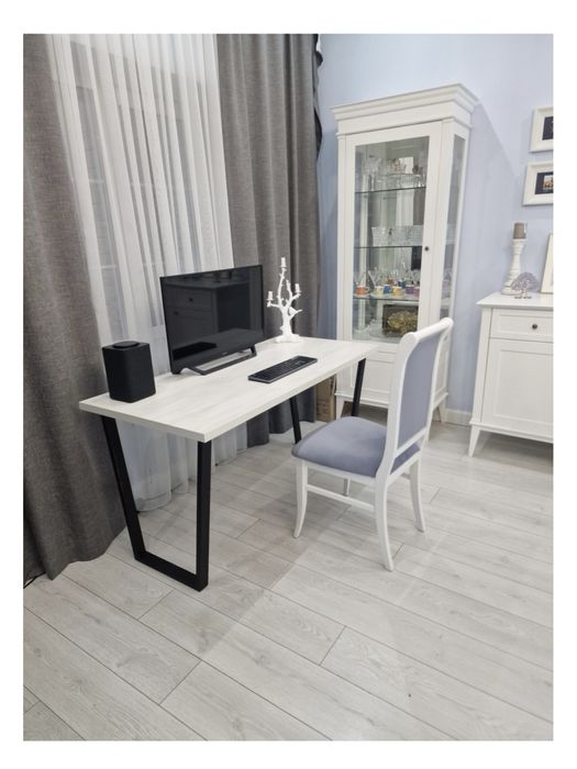 Большой стол со склада. Размер 150/70см