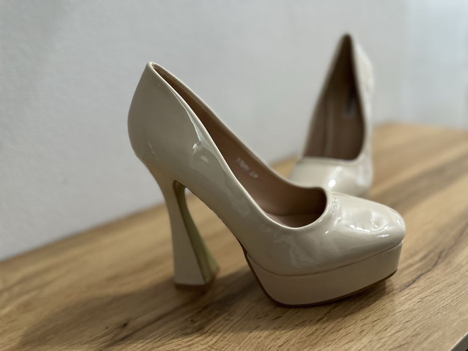 Pantofi noi bej cu toc si platforma