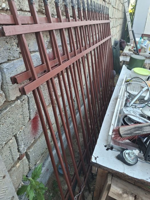 Vând 2 buc panouri gard lung.2.30m inaltime 1.50m