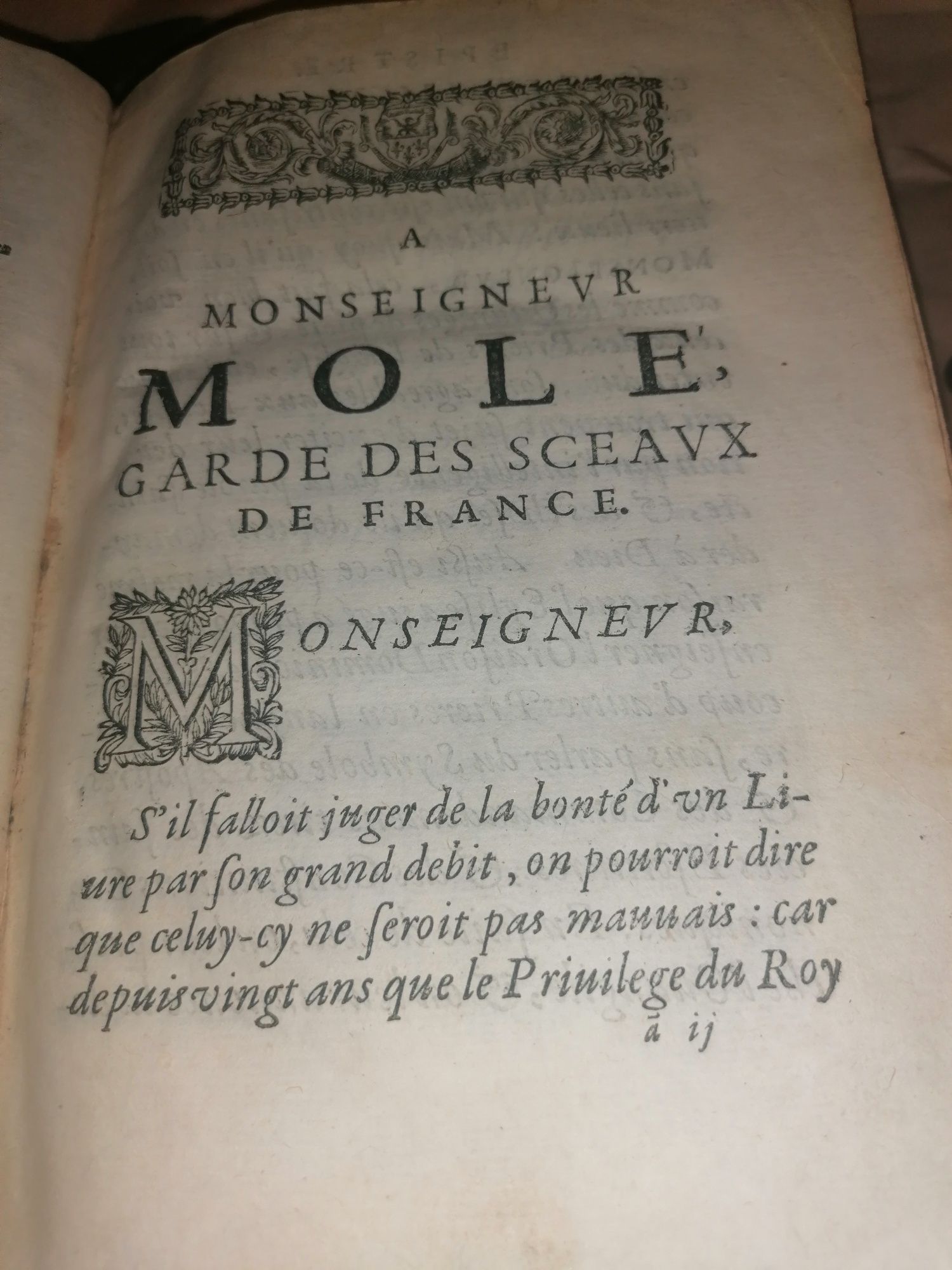 Vând o superba carte din 1673,scrisa în latina și franceza.