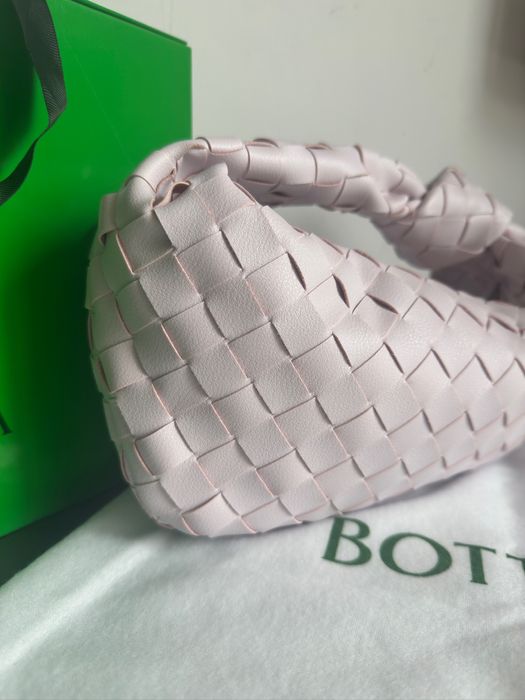 Bottega Veneta Jodie в бебешко розово от естествена кожа