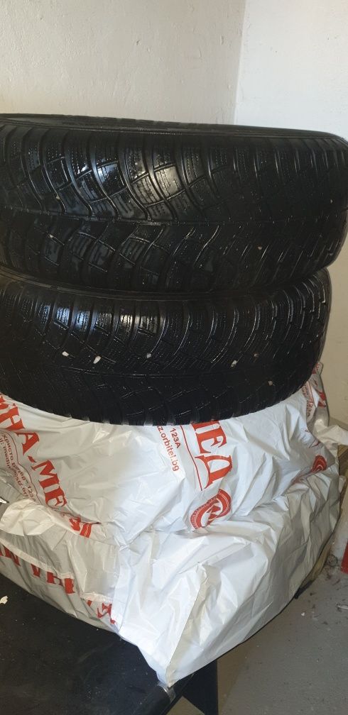 Зимни гуми 215/65 R16 - перфектни за сняг и черен път  4бр.
