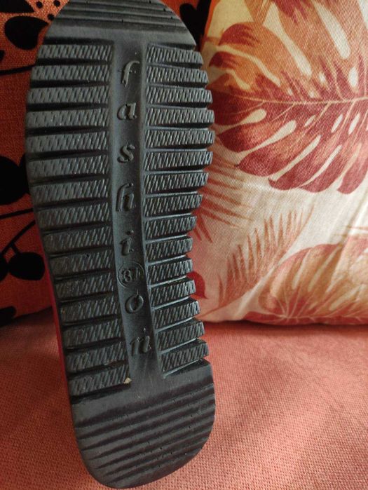 Продавам обувки от естествена кожа на платформа .