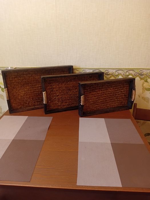 Продам подносы .