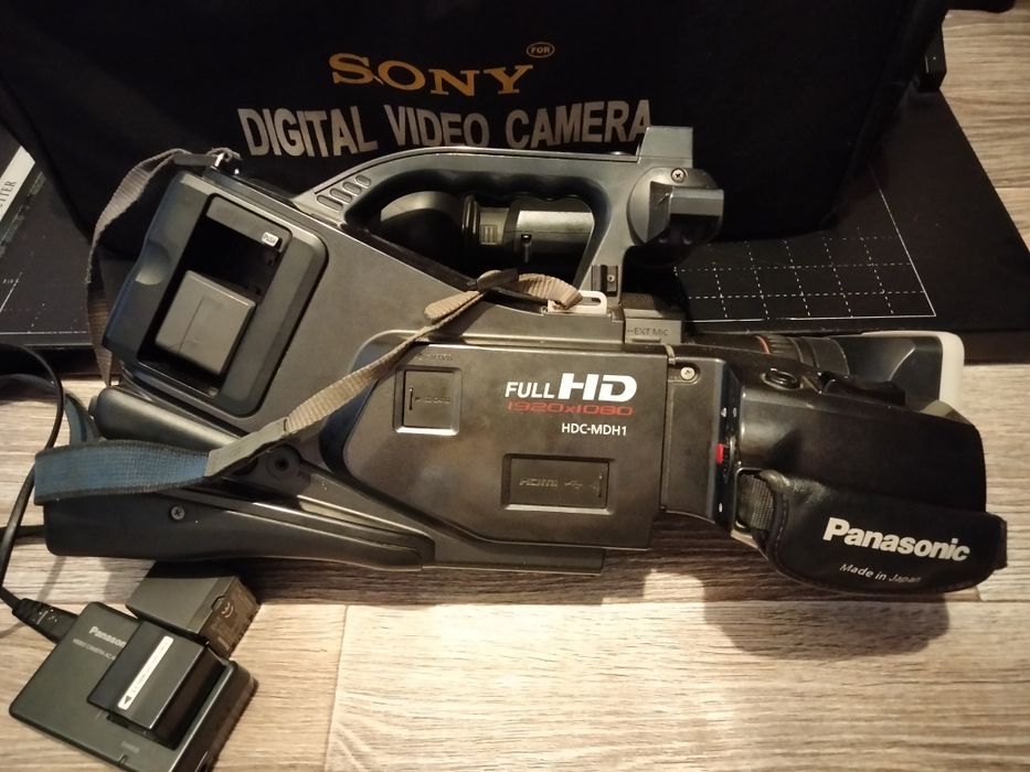 Продам видеокамеру panasonic hdc-mdh1