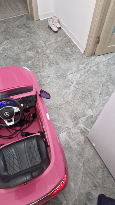 Masinuta Mercedes Roz