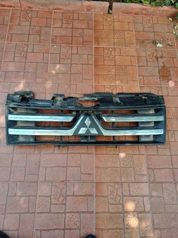 Grila radiator Mitsubishi Pajero 4 an 2007-2010 originala