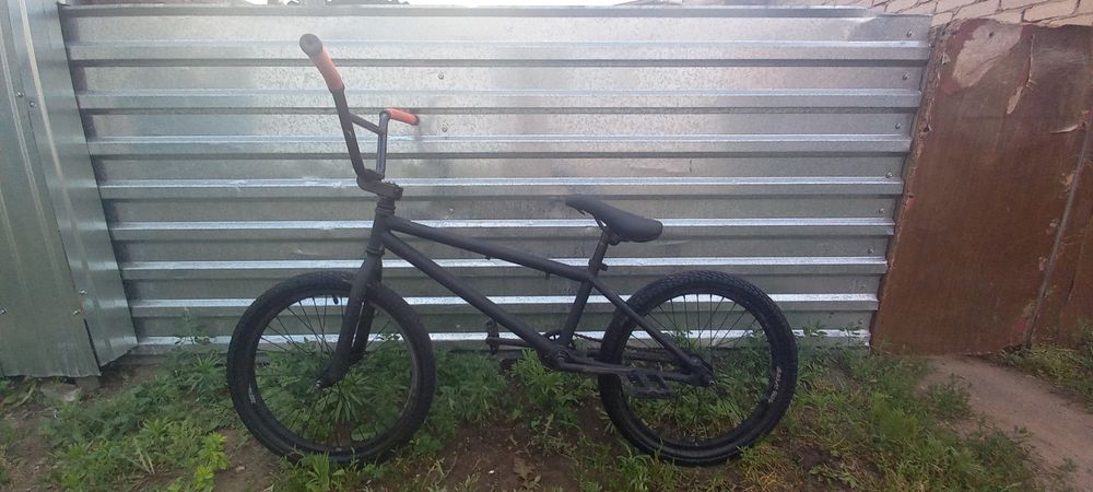 Велосипед BMX в хорошем состоянии