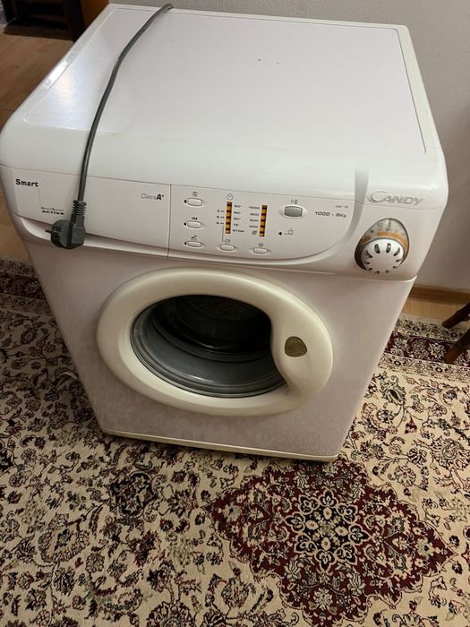 Продам на запчасти  стиральнкю машинку