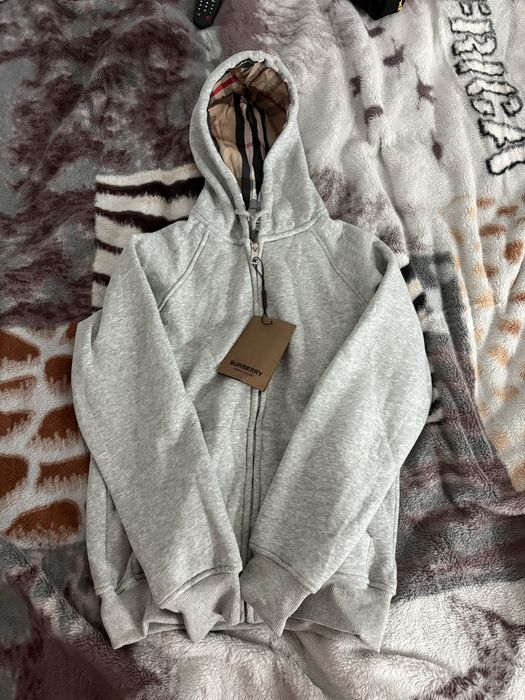 Hanorac burberry marimea M ( fit S )