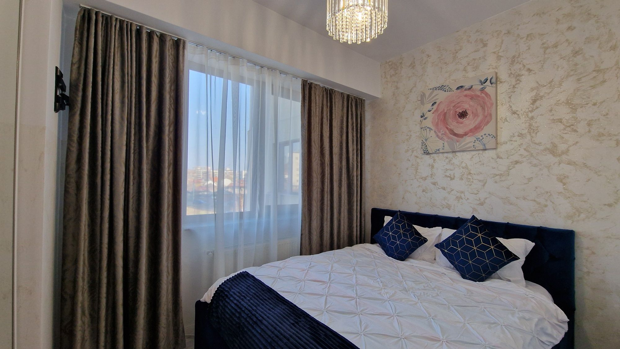Cazare Apartamente NOI cu 1-2-3 camere zona Palas Mall