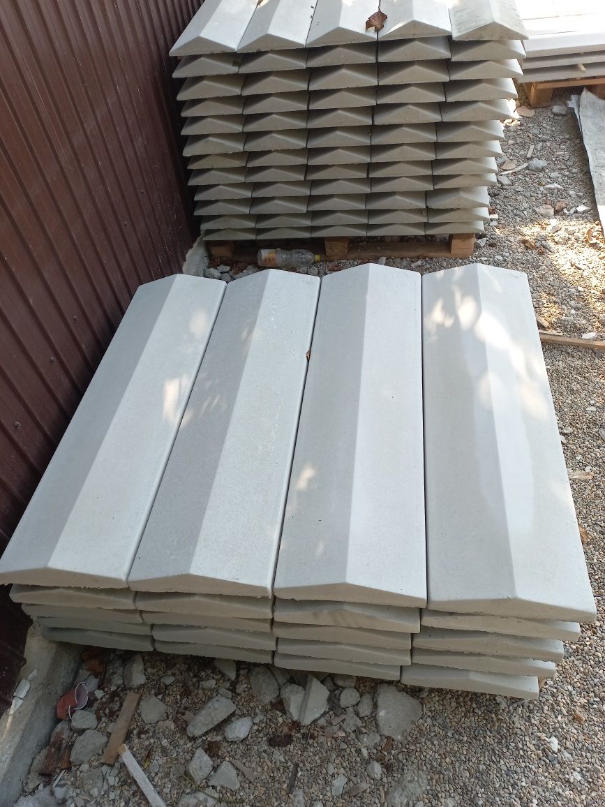 Producator stalpi de beton,spalieri vie gard  2m ,2,2m,2.4,capace