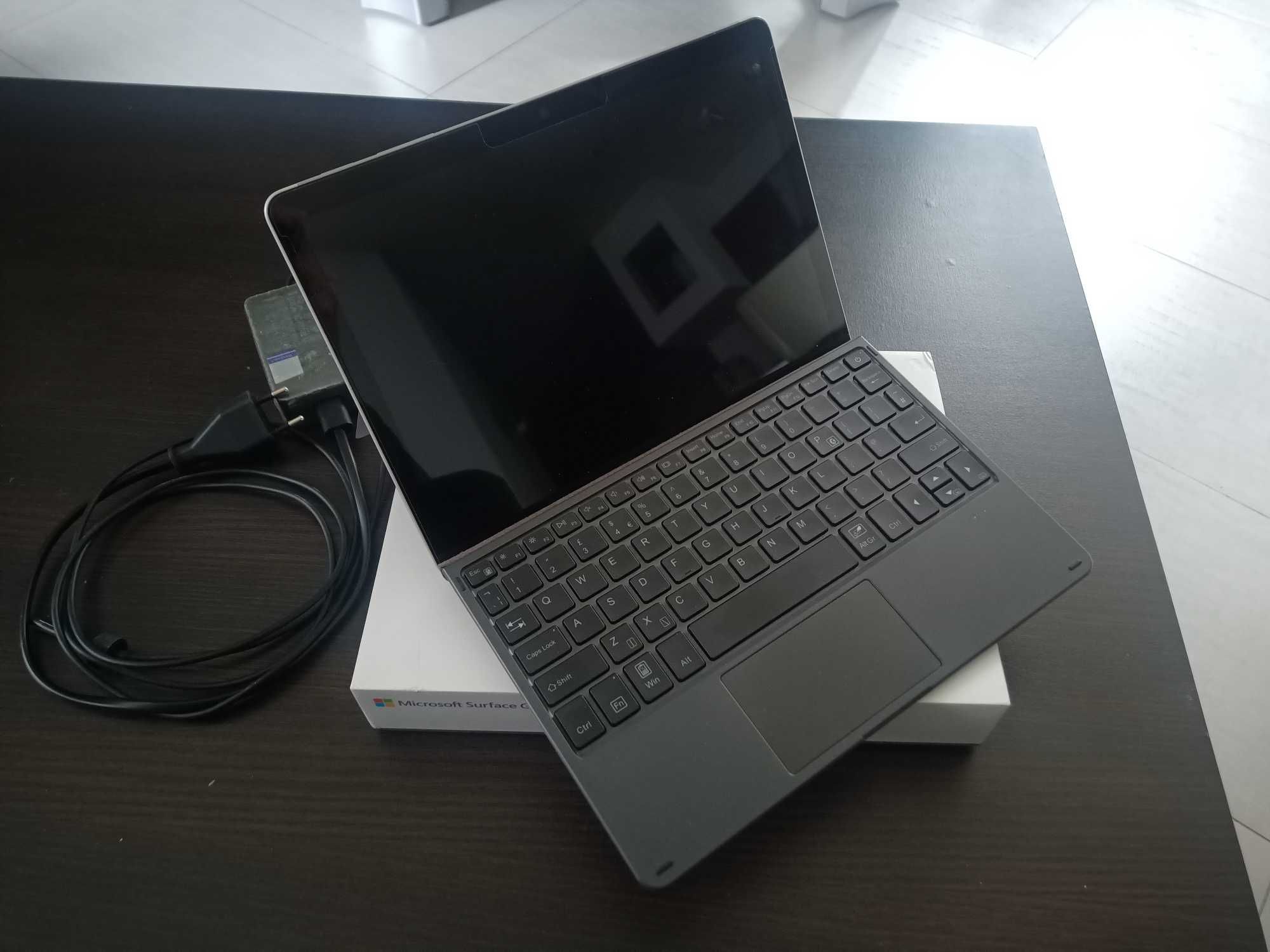 Surface Go 2 + Стъклен протектор + клавиатура.
