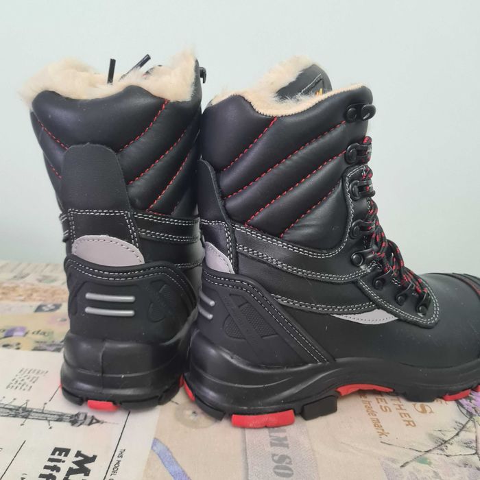 Продам новую зимнюю спец.обувь. р-р 39