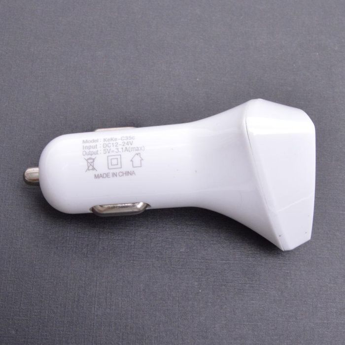 Триъгълно зарядно за телефон за автомобил.