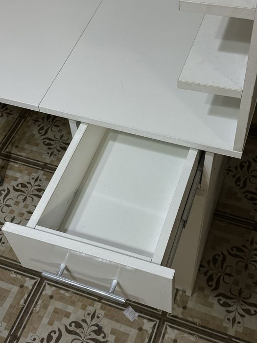 Маникюрный стол