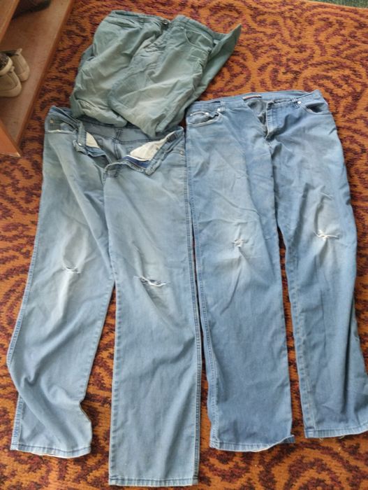 Джинсы юни-секс потертые на коленях