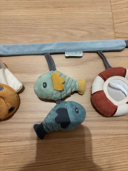 Jucarie senzoriala pentru carut / scoica Little Dutch