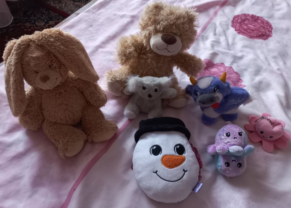 Лот от различни плюшени играчки