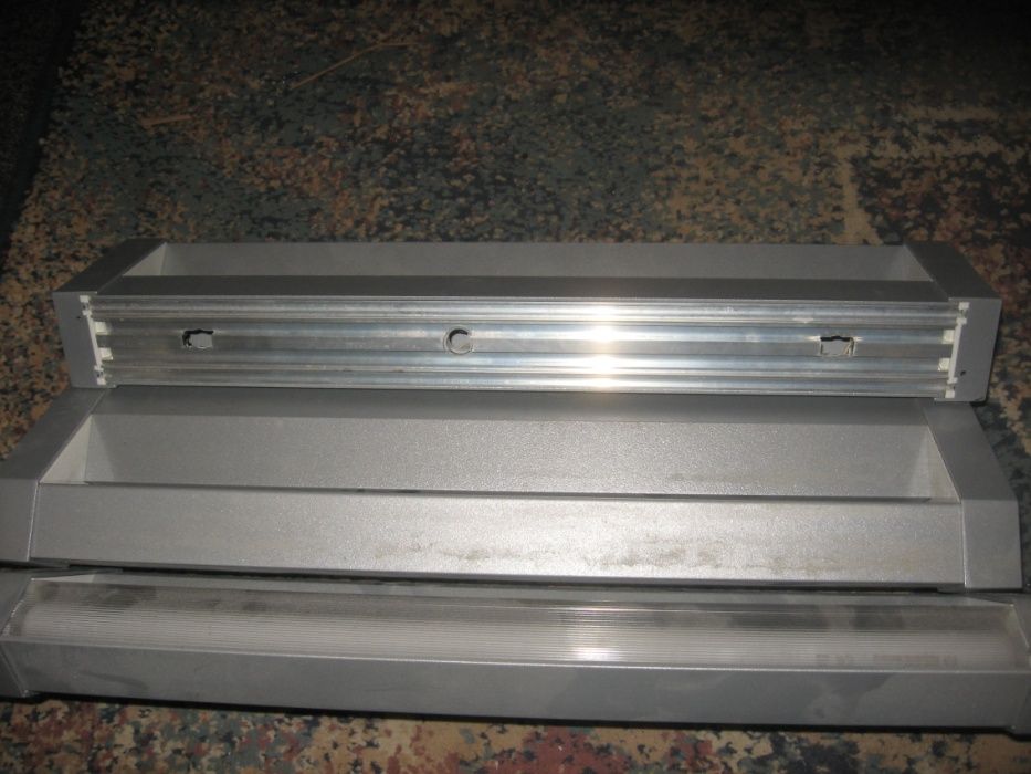 3 corpuri de iluminat neon sau LED