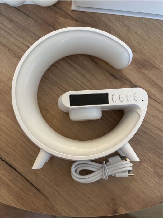 Мултифункционална безжична зарядна станция с високоговорител и лампа