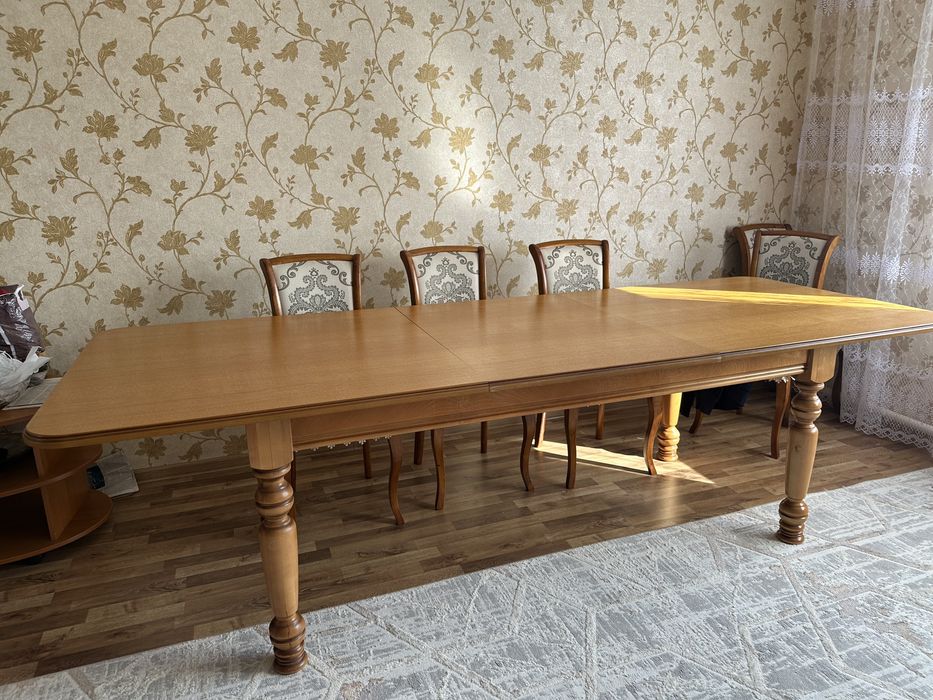 Продам стол обеденный(гостевой) из натуральнго дуба