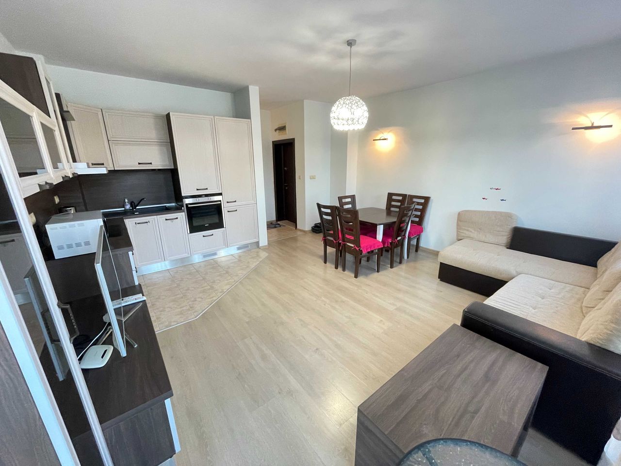 Продава се Двустаен апартамент в Варна, Бриз - 75 кв.м за 2467 €/кв.м - Снимка #2