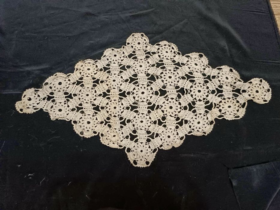 Ръчно плетена покривка на една кука