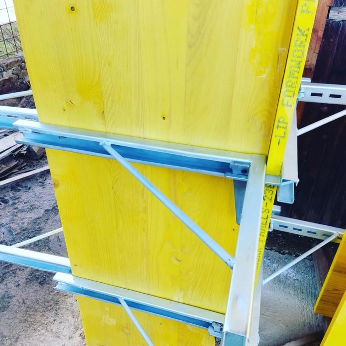 Placa galbena pentru cofrare cofraje tip doka peri lana tego popi noi