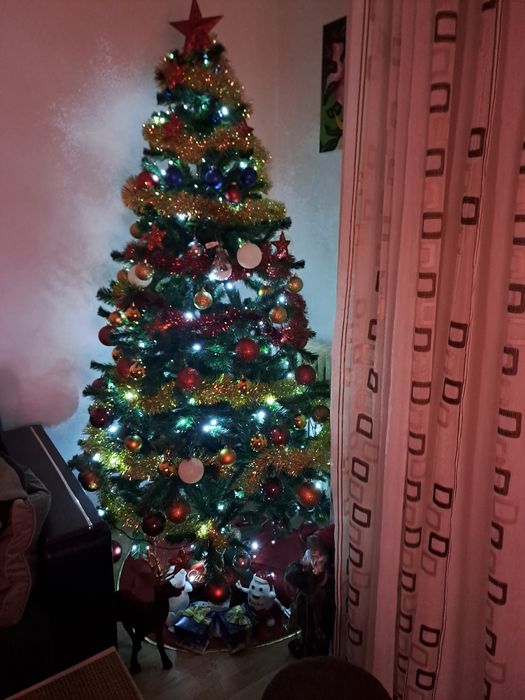 Brad artificial cu decoratiuni