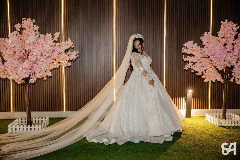 Vând rochita de mireasa este pe corset reglabil