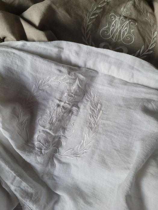 Два броя памучни пердета, с драперия и дантела